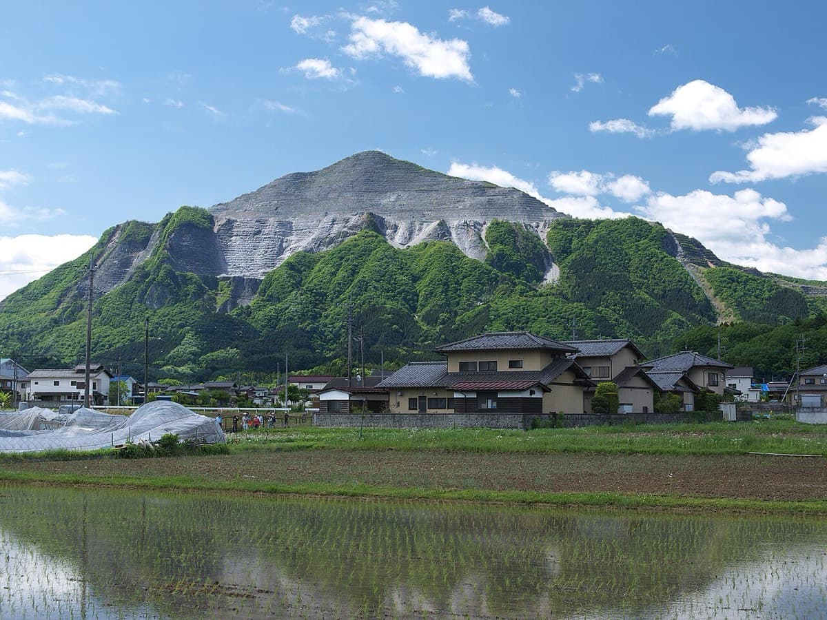 武甲山は、なぜ削られ続けているのか