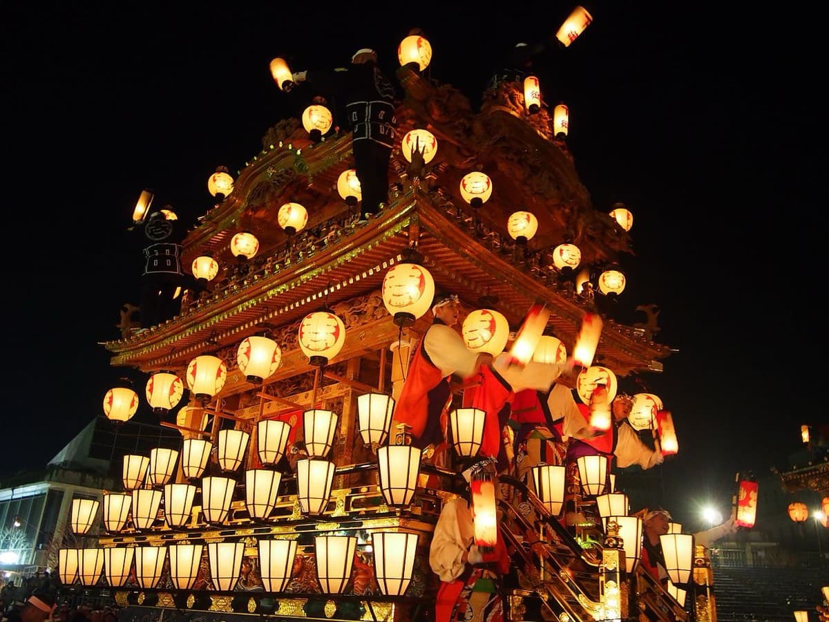 山あいの町に、なぜ豪華な夜祭が生まれたのか