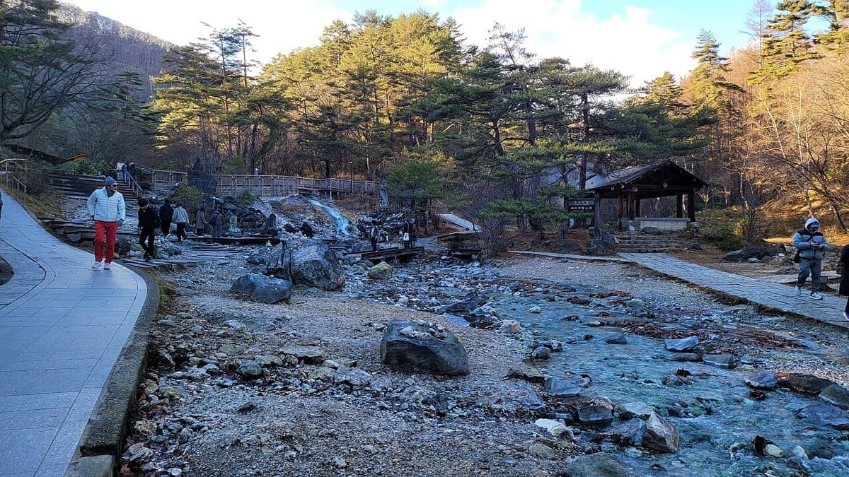 草津の湯は、なぜこれほど強い酸性なのか