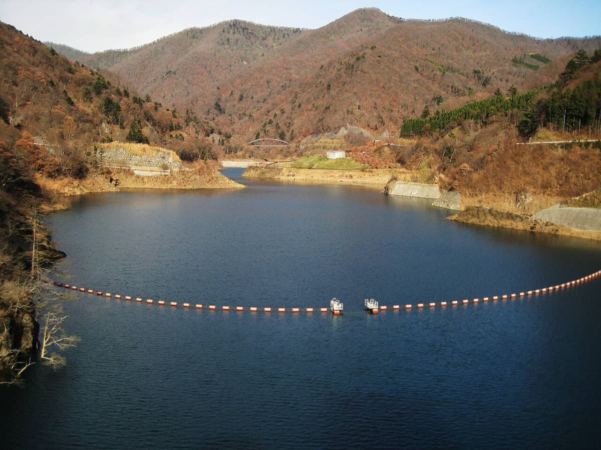 四万川の青は、どこから来るのか