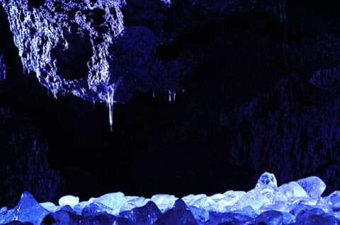 鳴沢氷穴